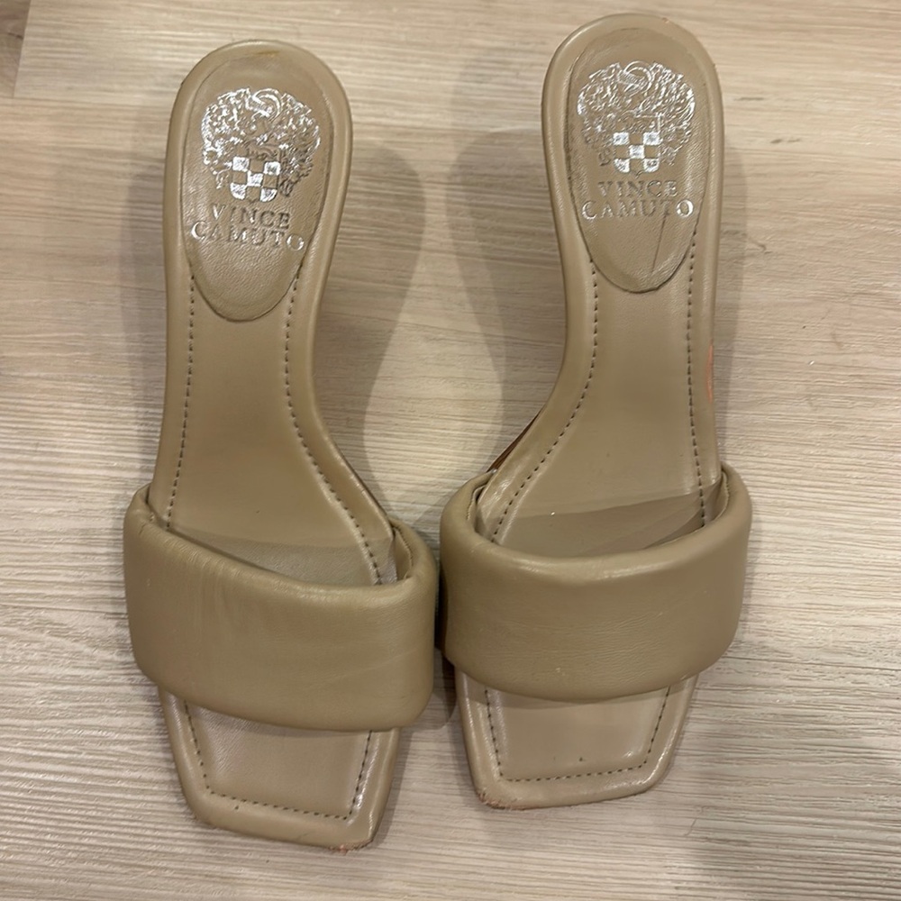 Vince Camuto Vernani Women’s Beige Nude Leather Sandals Slip On Kitten Size 7.5